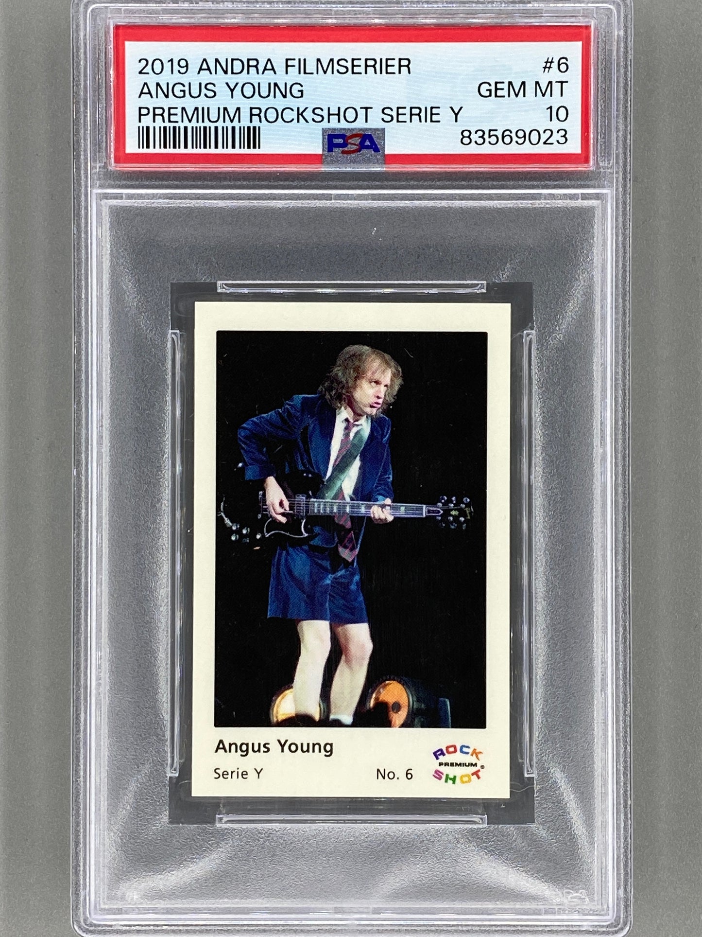 2019 Andra Filmserier #6 Angus Young Premium ROCK SHOT Serie Y PSA 10 Pop 2 (Music)