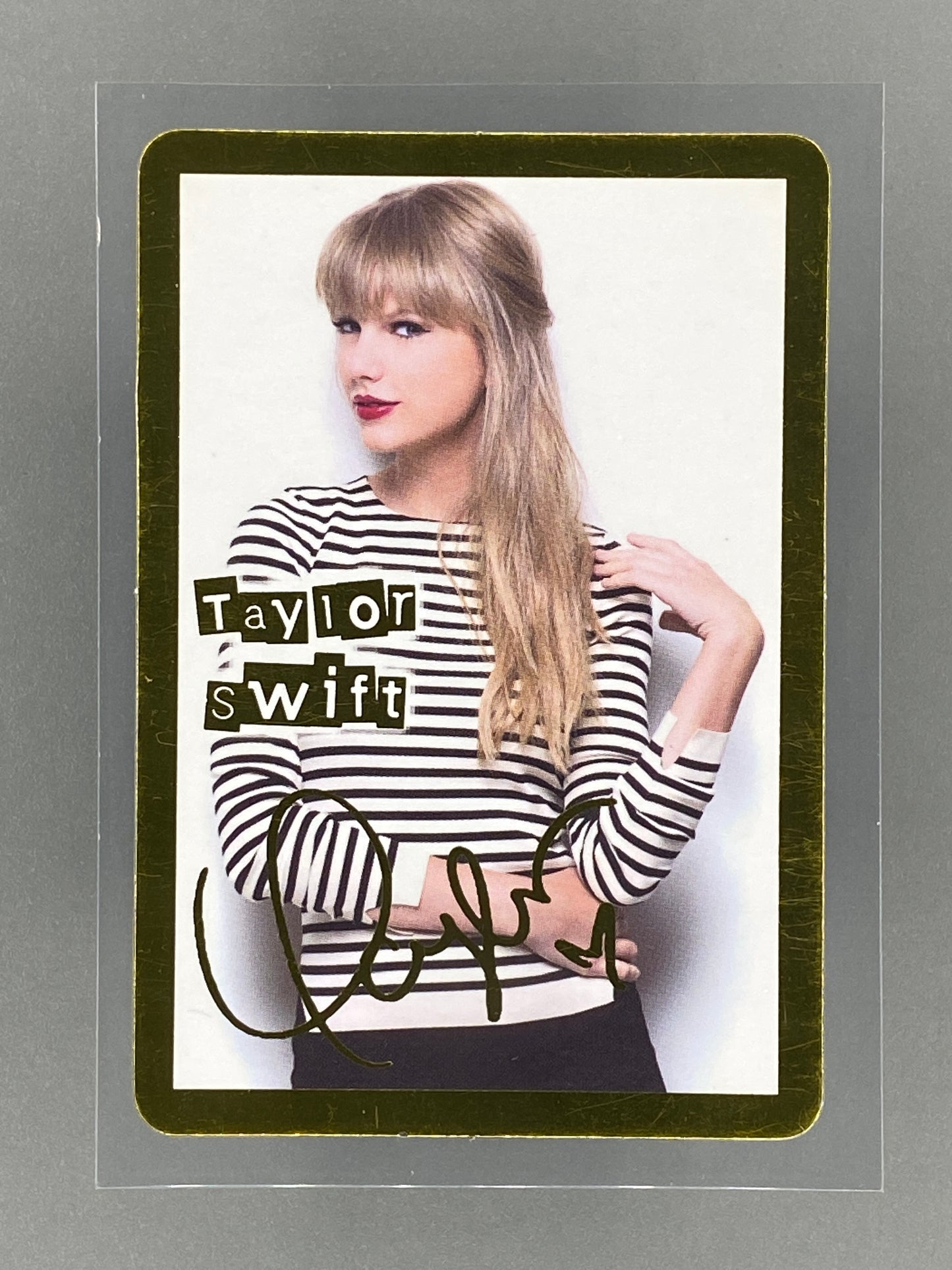 c 2012-2014 Yes! Card #9145 Taylor Swift Gold Metal Hong Kong (Music)