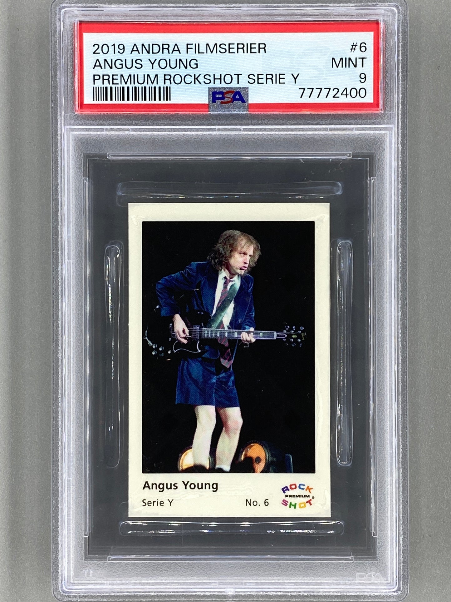 2019 Andra Filmserier #6 Angus Young Premium ROCK SHOT Serie Y PSA 9 Pop 5 (Music)